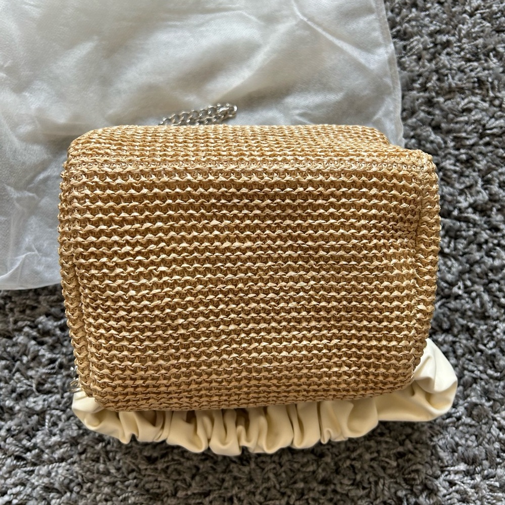 Elegant Tan Crossbody Bag with Cream Handle - Picture 6 of 8